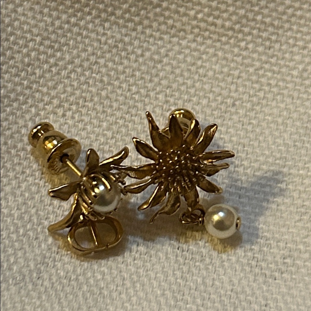 DIOR CHARDONS EARRINGS Gold-Finish Metal and White Resin Pearls - Picture 4 of 8